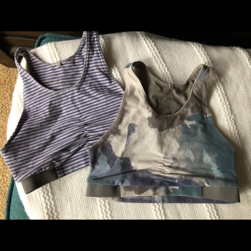 Sports bras (2)